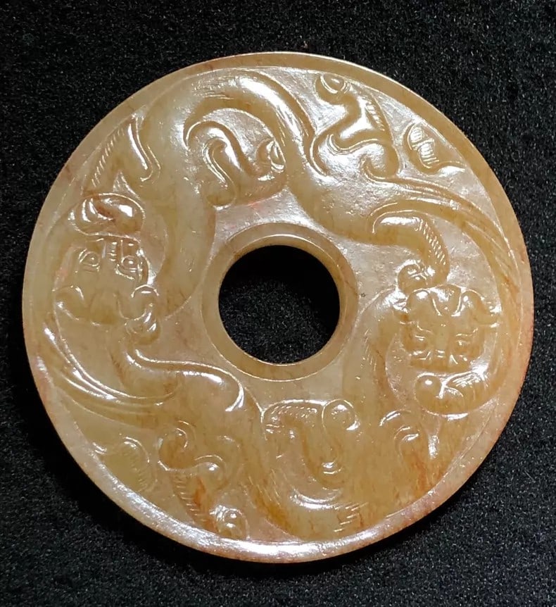 A delicate Han Dynasty Double-Dragon Jade Bi: Han Dynasty Twin-Dragon Jade Bi SIZE: D:5.2cm W:0.5cm W:26g (The Dimensions Of All Batches Are Manually Measured.If You Need More Detailed Information, Please Contact Our Customer Service Before Biddi