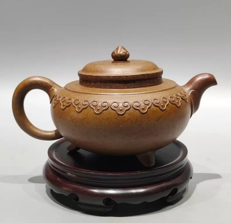 A beautiful Gu Jingzhou Yixing teapot: Gu Jingzhou inscribed a purple clay teapot SIZE: H: Approximately 10cm (The Dimensions Of All Batches Are Manually Measured.If You Need More Detailed Information, Please Contact Our Customer Service B