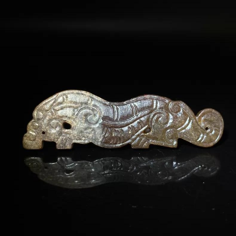 A beautiful ancient Han dynasty jade dragon-shaped pendant: An ancient jade dragon-shaped pendant from the Han dynasty SIZE: L:9cm (The Dimensions Of All Batches Are Manually Measured.If You Need More Detailed Information, Please Contact Our Customer Service B