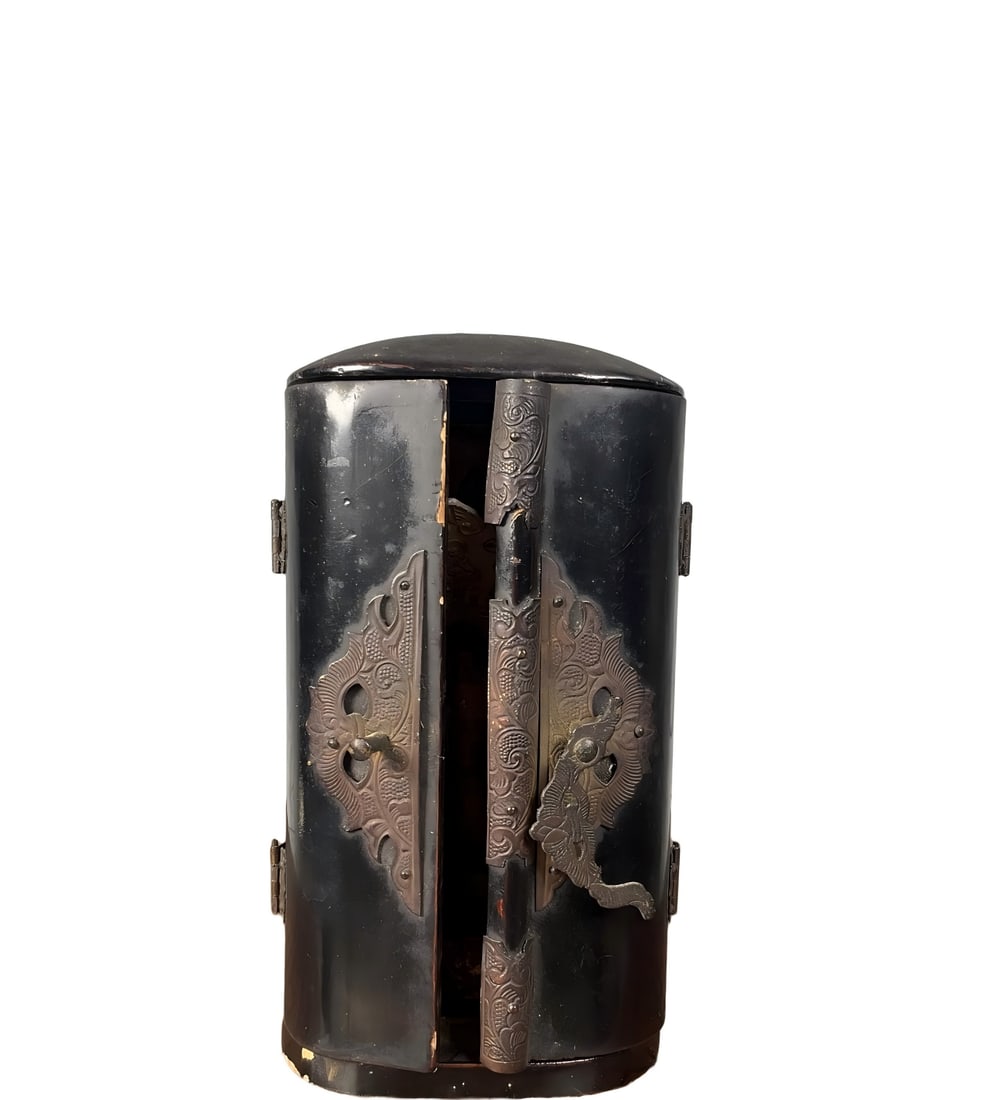 A fine bronze Buddha statue of the Three Buddhas inside a late Qing dynasty wooden niche: Bronze statue of the Three Buddhas inside the late Qing dynasty wooden Buddha niche SIZE: Overall 12.7xcm (The Dimensions Of All Batches Are Manually Measured.If You Need More Detailed Information, Pl