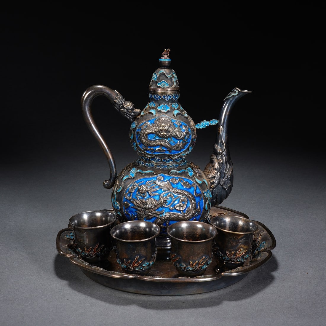 A beautiful late Qing dynasty pure silver fired blue embossed dragon-patterned wine set: A set of late Qing pure silver burnt blue relief dragon-patterned wine set SIZE: W:612g Pot H:15cm Plate D:16.5cm Cup H:3.5cm D:3.5cm (The Dimensions Of All Batches Are Manually Measured.If You Need M