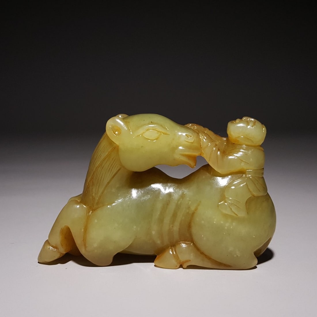 A beautiful piece of a Hede Hede jade boy riding a horse from the Ming dynasty: During the Ming Dynasty, Yu Tongzi of Dai Hetian rode horses SIZE: 4.4x6.6x2cm W:77g (The Dimensions Of All Batches Are Manually Measured.If You Need More Detailed Information, Please Contact Our Cust