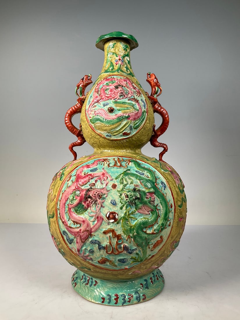 A beautiful famille rose carved porcelain gourd vase with dragon patterns from the late Republic of: Late Republic of China period famille rose carved porcelain gourd vase with dragon motif SIZE: H:34cm (The Dimensions Of All Batches Are Manually Measured.If You Need More Detailed Information, Please