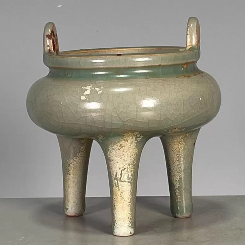 A beautiful three-legged incense burner from the old Song Dynasty Ru porcelain: An old three-legged incense burner from the Song Dynasty Ru porcelain SIZE: H:10cm (The Dimensions Of All Batches Are Manually Measured.If You Need More Detailed Information, Please Contact Our Custom
