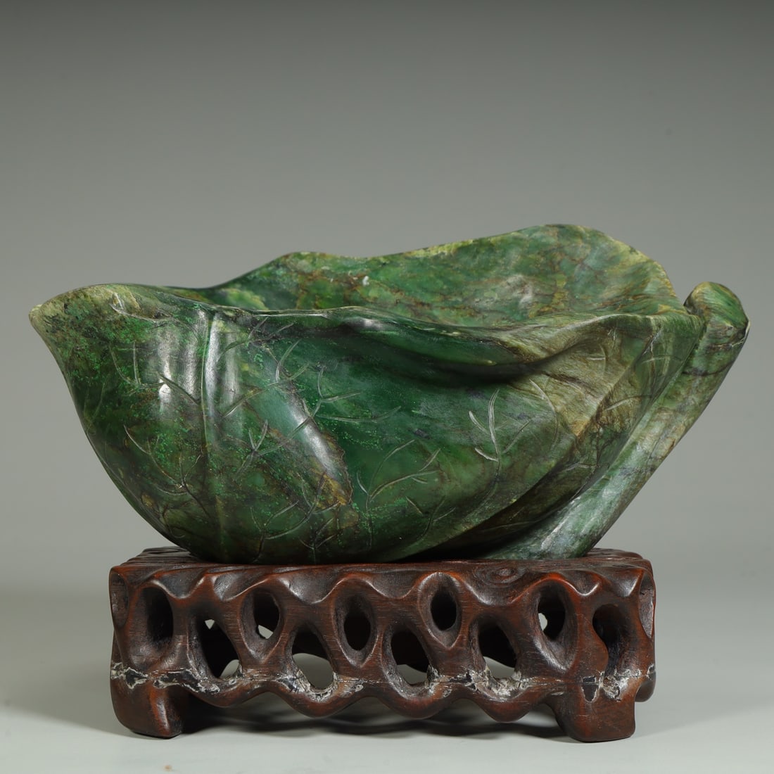 A finely crafted late Qing dynasty Hetian jasper carving with lotus leaf shapes washed in water (1 of 9)