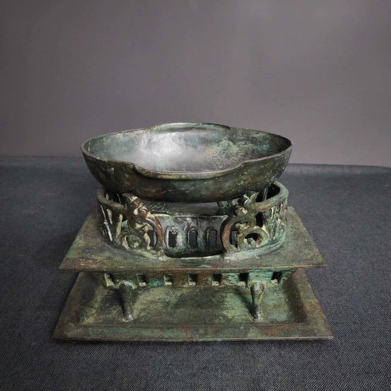 A fine Han Dynasty bronze wine warmer: Han Dynasty bronze wine warmer SIZE: L:21cm W:13.5cm H:19.5cm W:2.5kg (The Dimensions Of All Batches Are Manually Measured.If You Need More Detailed Information, Please Contact Our Customer Service Be