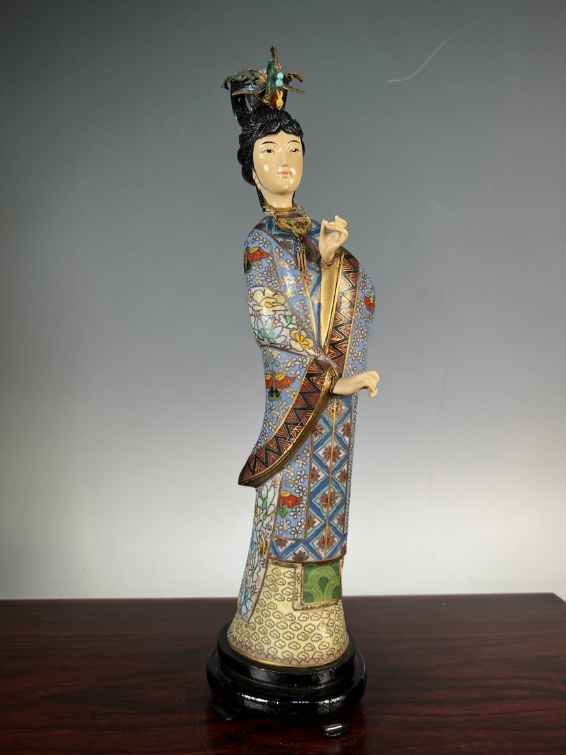 A fine late Qing cloisonne lady portrait with a linked portrait: Late Qing cloisonne lady portrait of Liantu SIZE: Overall H: 35cm W: 608g Portrait H: 32cm (The Dimensions Of All Batches Are Manually Measured.If You Need More Detailed Information, Please Contact Ou