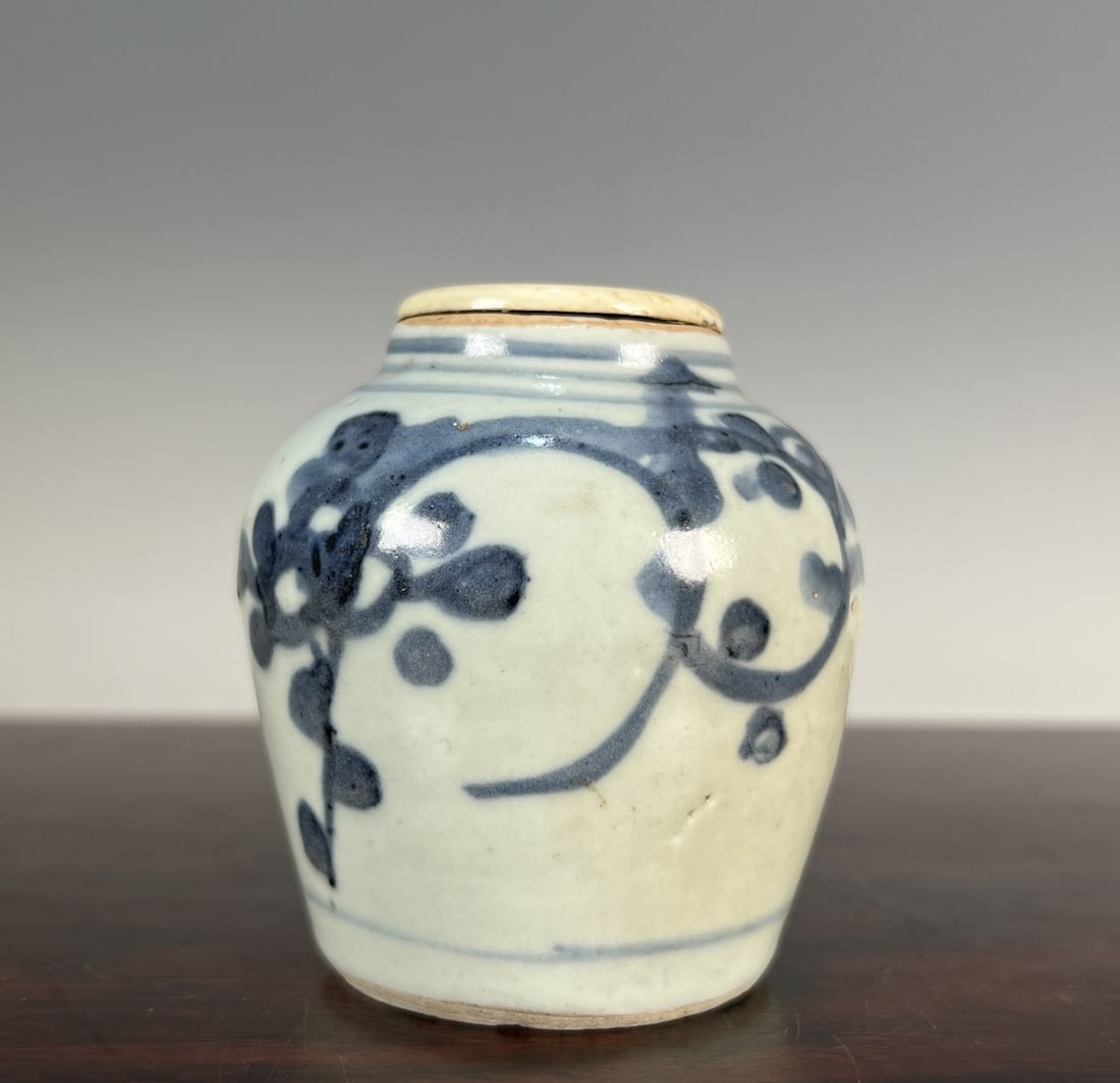 A fine Ming dynasty blue-and-white scroll grass-patterned small jar: A small jar with Ming dynasty blue-and-white scroll grass pattern SIZE: Overall H: 7.5cm D: 6.5cm D: 3.5cm Cap W: 7g (The Dimensions Of All Batches Are Manually Measured.If You Need More Detailed Info