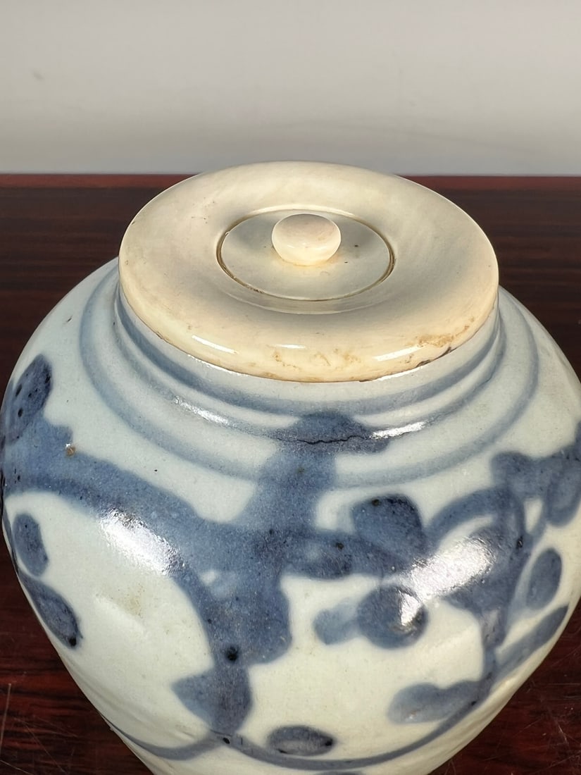 A fine Ming dynasty blue-and-white scroll grass-patterned small jar - 5