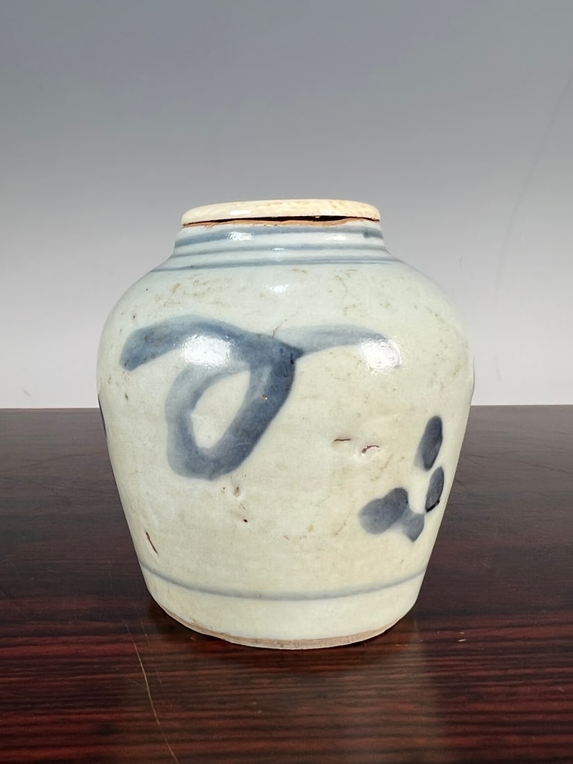 A fine Ming dynasty blue-and-white scroll grass-patterned small jar - 6