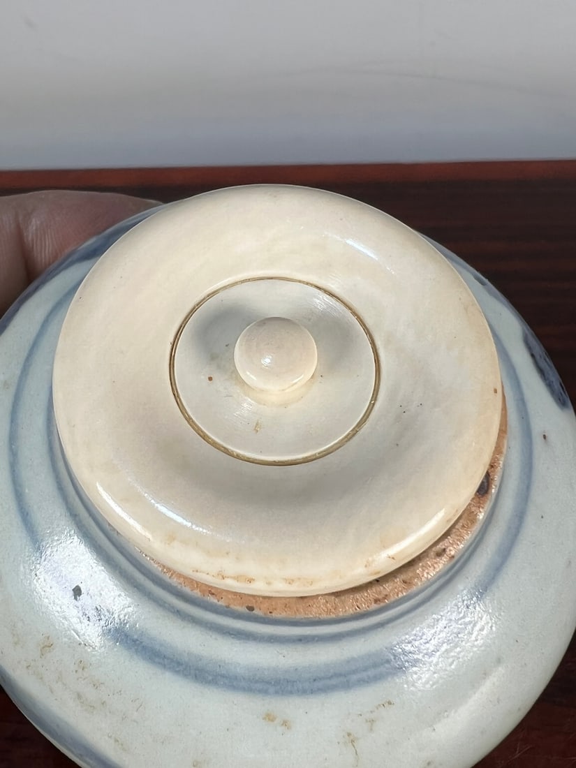 A fine Ming dynasty blue-and-white scroll grass-patterned small jar - 7