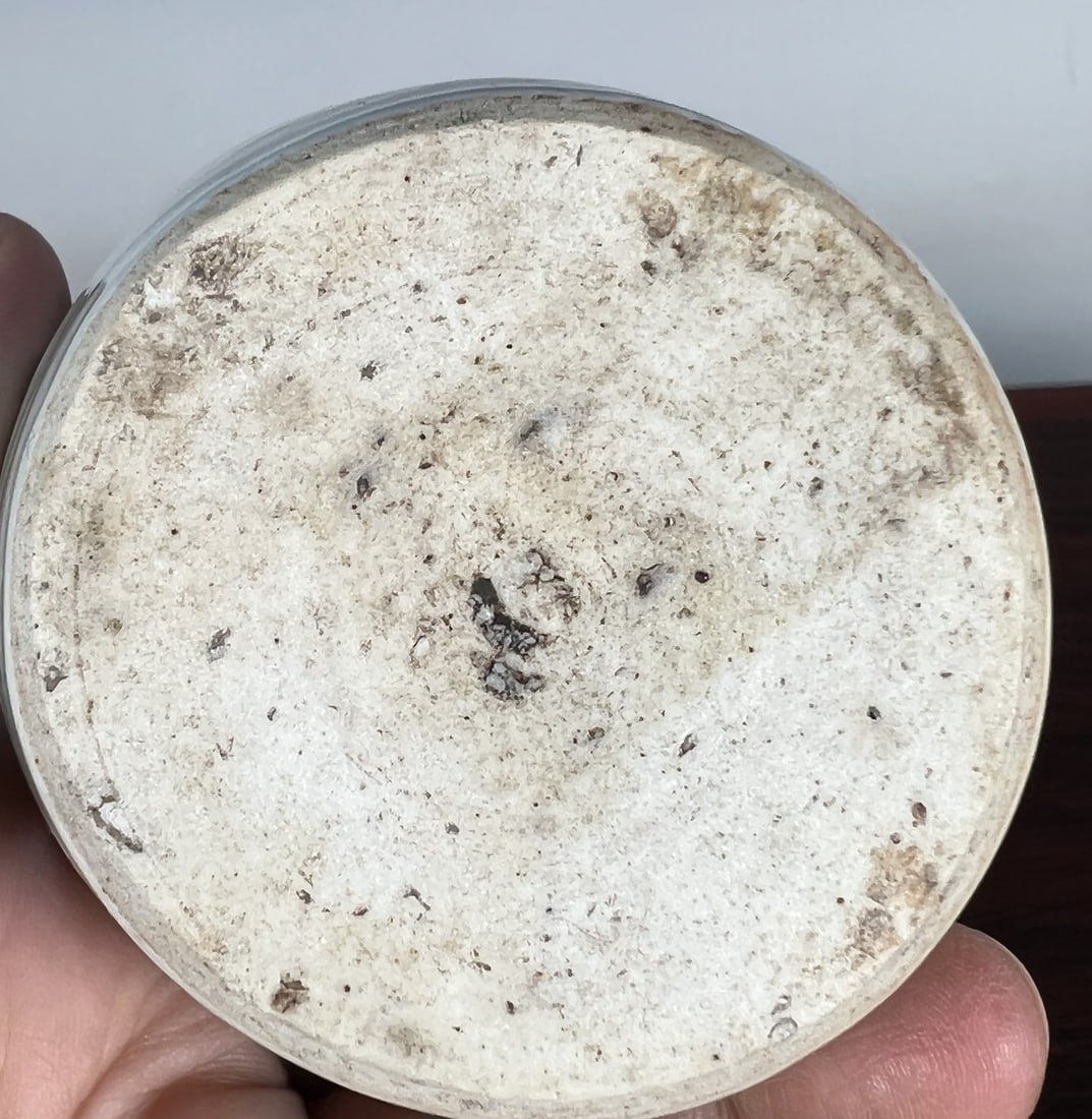 A fine Ming dynasty blue-and-white scroll grass-patterned small jar - 9