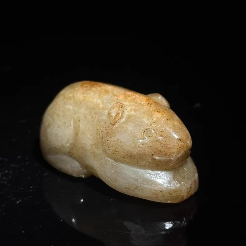 A delicate ancient Han dynasty jade beast carving (1 of 5)