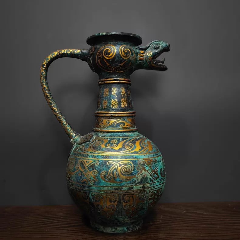 A fine Han Dynasty bronze gold-inlaid dragon-head vase: Han Dynasty bronze gold-inlaid dragon-head vase SIZE: H:30cm L:19cm W:15cm W:approx. 2200g (The Dimensions Of All Batches Are Manually Measured.If You Need More Detailed Information, Please Contact Ou