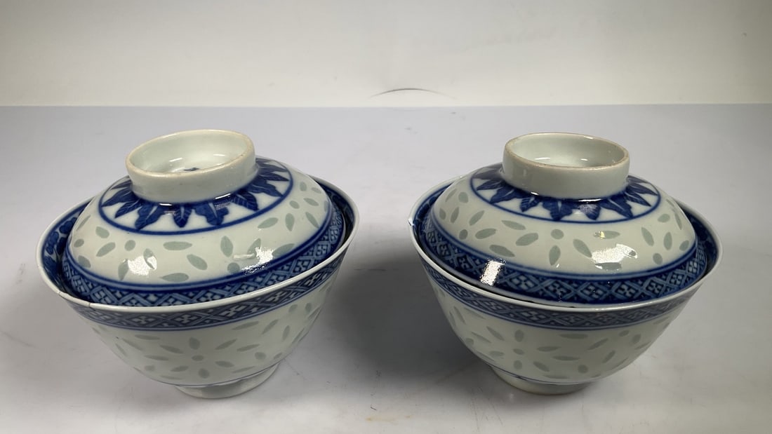 A pair of exquisite Republican-era blue-and-white floral and bird-patterned exquisite porcelain tea: A pair of Republican-era blue-and-white floral and bird-patterned exquisite porcelain tea covered bowls SIZE: H:9cm BowlD:11cm (The Dimensions Of All Batches Are Manually Measured.If You Need More Det