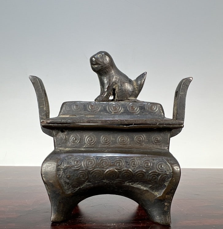 A fine Republic of China bronze incense burner with a lion-knob knob and double handles, square: Republic of China bronze lion-knob double-handled square tripod-style incense burner SIZE: Overall H: 8cm W: 7.5cm W: 221g (The Dimensions Of All Batches Are Manually Measured.If You Need More Detaile