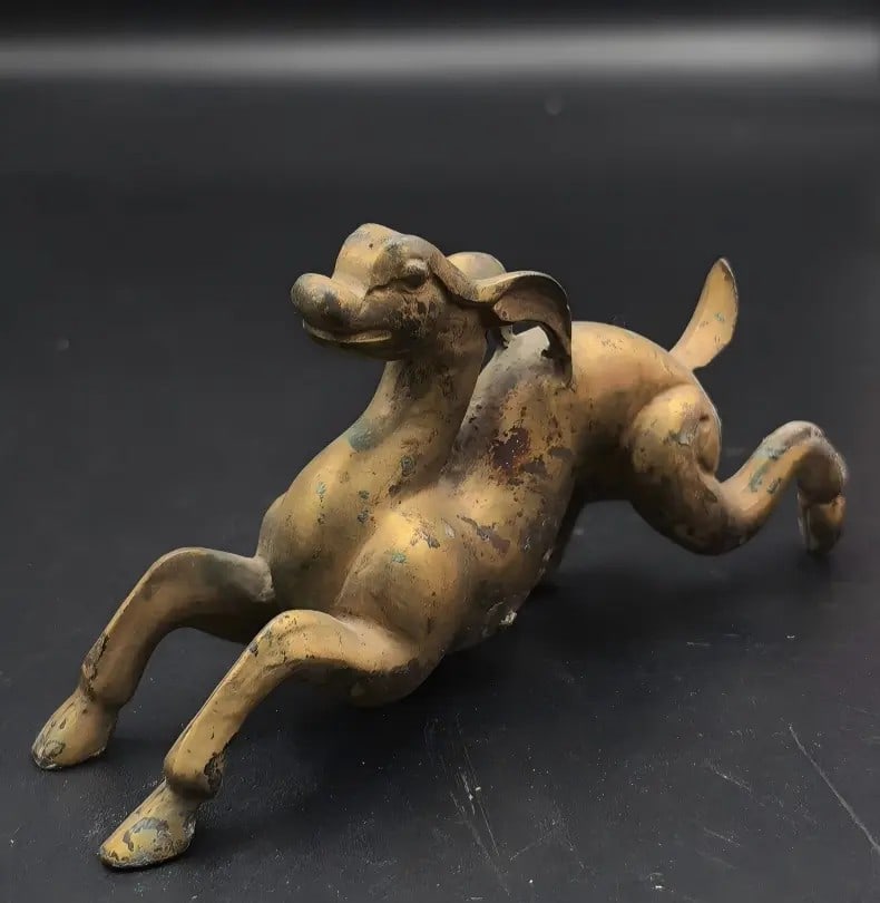 A fine bronze gilt deer ornament from the Tang Dynasty: Tang Dynasty bronze gilt deer ornament SIZE: L:17cm H:9cm (The Dimensions Of All Batches Are Manually Measured.If You Need More Detailed Information, Please Contact Our Customer Service Before Bidding