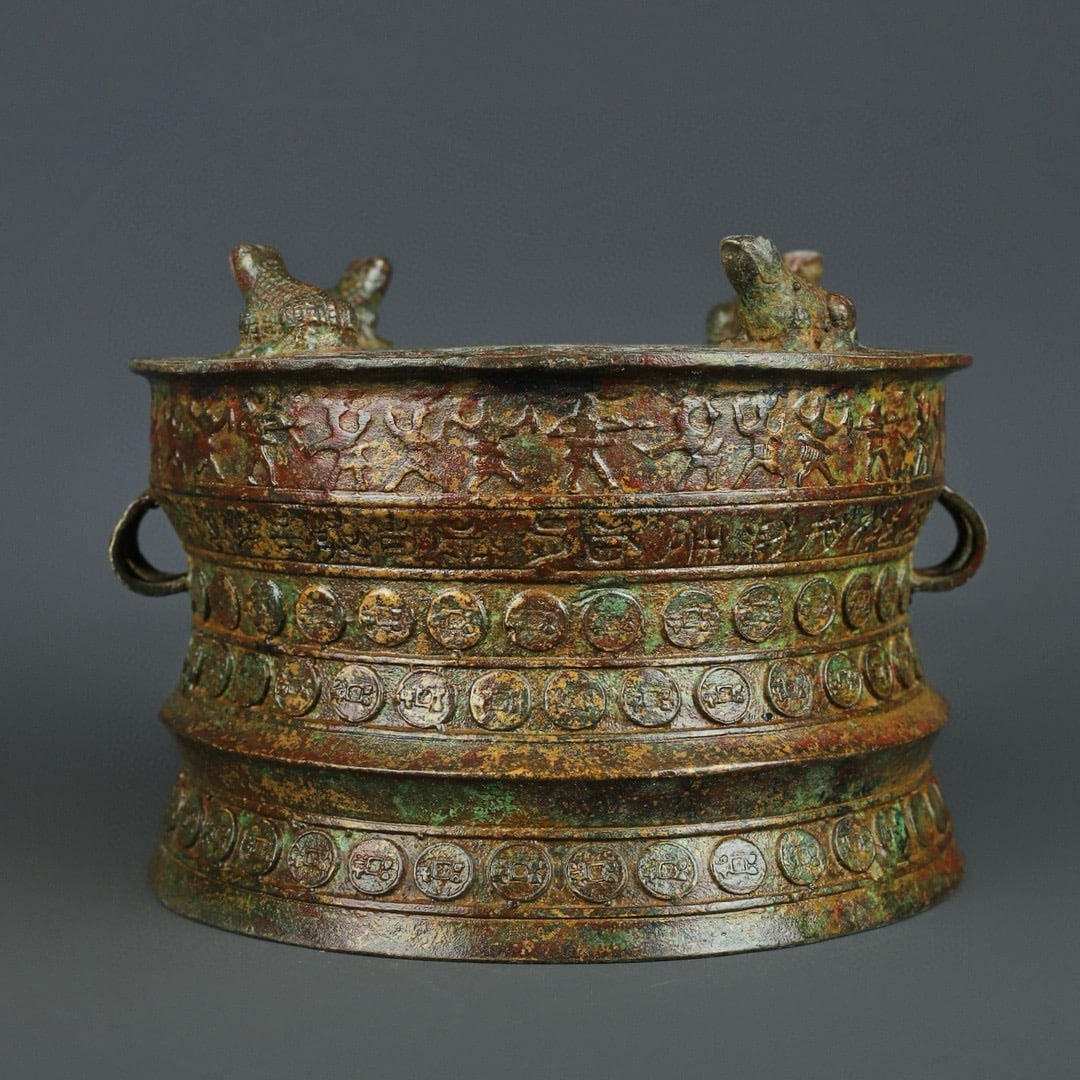 A fine Western Zhou bronze frog drum: Western Zhou bronze frog drum SIZE: W:1900g L:19cm H:13.5cm (The Dimensions Of All Batches Are Manually Measured.If You Need More Detailed Information, Please Contact Our Customer Service Before Biddi