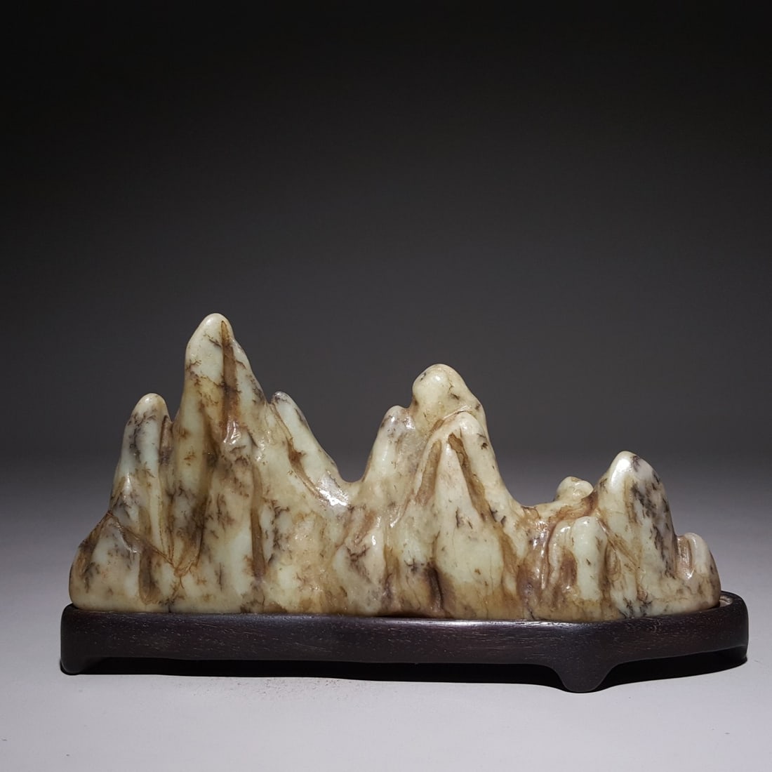 A beautiful Qing Dynasty soft jade mountain piece: Qing Dynasty Soft Jade Mountain SIZE: 6.5x15x3.5cm (with stand) W: 325g (with stand) (The Dimensions Of All Batches Are Manually Measured.If You Need More Detailed Information, Please Contact Our Cust