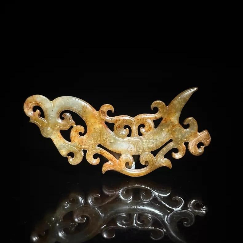 A beautiful Han Dynasty ancient jade double dragon pendant: Han dynasty ancient jade double dragon pendant SIZE: approx. 111x53x22mm W: approx. 19.9g (The Dimensions Of All Batches Are Manually Measured.If You Need More Detailed Information, Please Contact Our