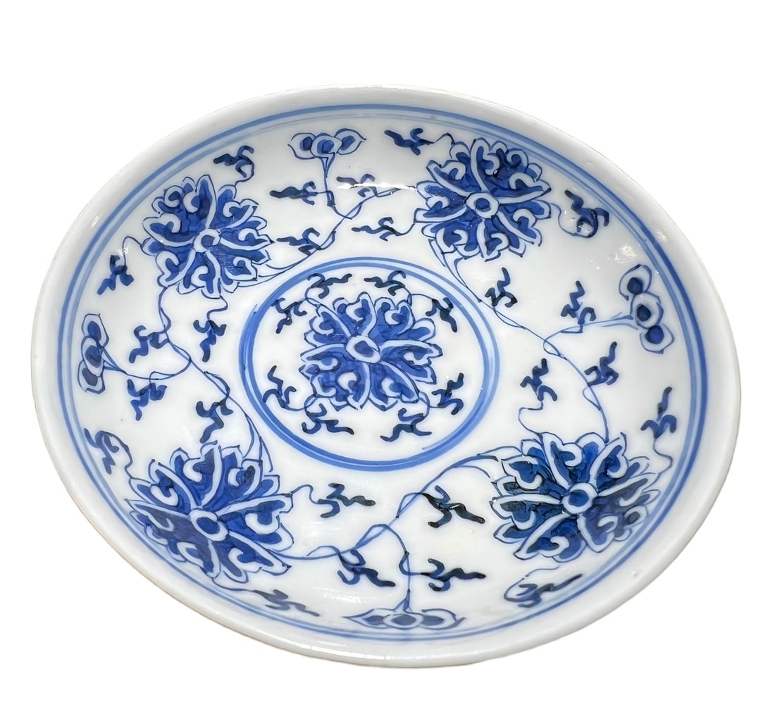 A beautiful Qing Dynasty Guangxu blue-and-white round plate with entwined lotus motifs (1 of 6)