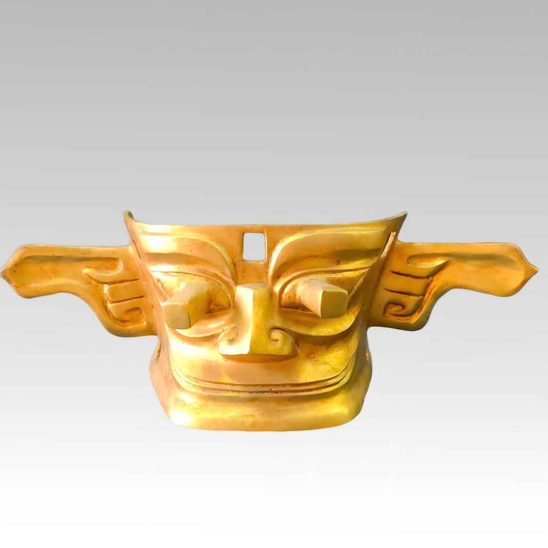 A fine Qing Dynasty gilt bronze Sanxingdui mask: Qing Dynasty gilt bronze Sanxingdui mask SIZE: W:1480.5g Bottom W:40cm H:13.5cm (The Dimensions Of All Batches Are Manually Measured.If You Need More Detailed Information, Please Contact Our Customer 