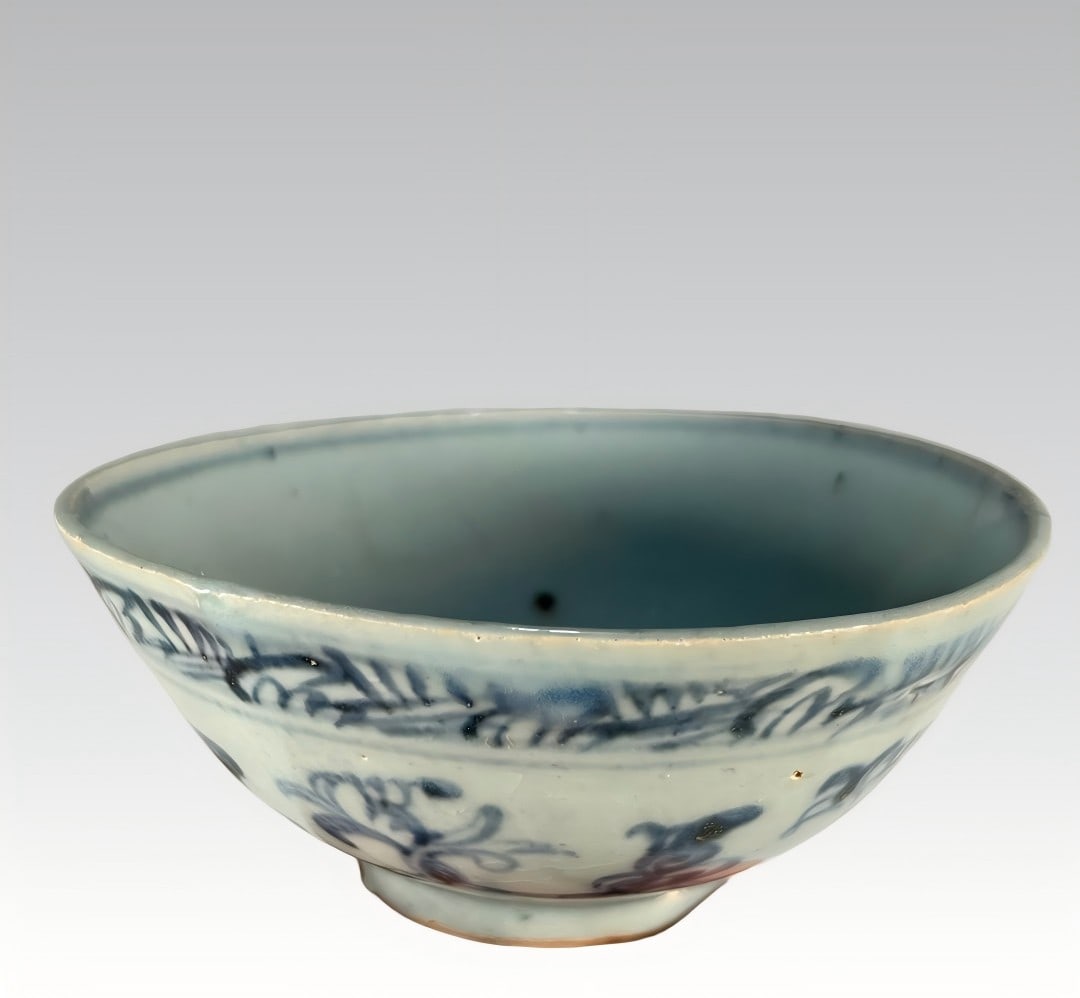 A beautiful Ming Dynasty blue-and-white round bowl: Ming Dynasty blue-and-white round bowl SIZE: Overall H: 6cm D: 13.5cm (The Dimensions Of All Batches Are Manually Measured.If You Need More Detailed Information, Please Contact Our Customer Service Be