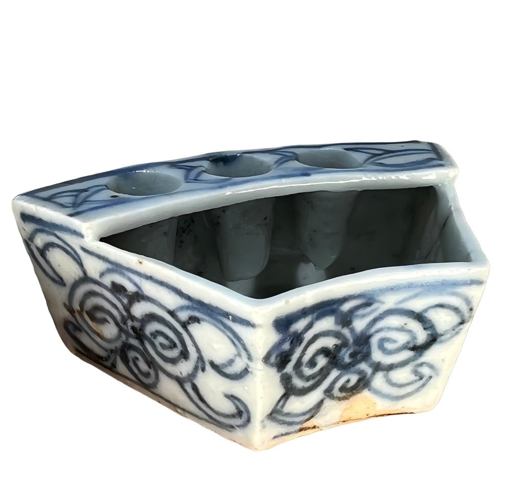 A fine Republic of China blue-and-white roll grass-patterned fan-shaped water bowl brush holder: Republic of China blue-and-white grass-patterned fan-shaped water bowl brush holder SIZE: Overall H: 2.5cm, W: 7.5cm, Depth: 4.5cm (The Dimensions Of All Batches Are Manually Measured.If You Need More
