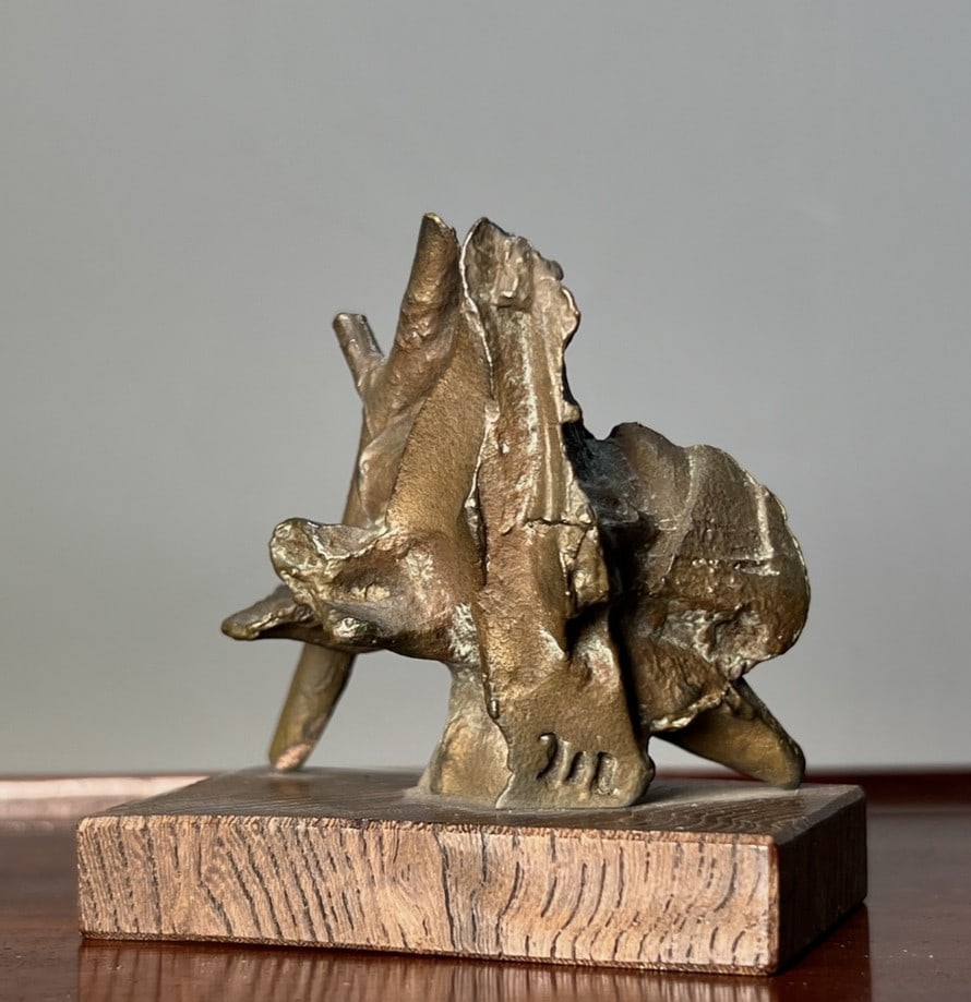 A beautiful abstract bronze sculpture by Japanese art master Ryokichi Mukai: An abstract bronze sculpture by Japanese art master Ryokichi Mukai SIZE: Overall seat H: 7cm W: 6.5cm W: 208g (The Dimensions Of All Batches Are Manually Measured.If You Need More Detailed Information