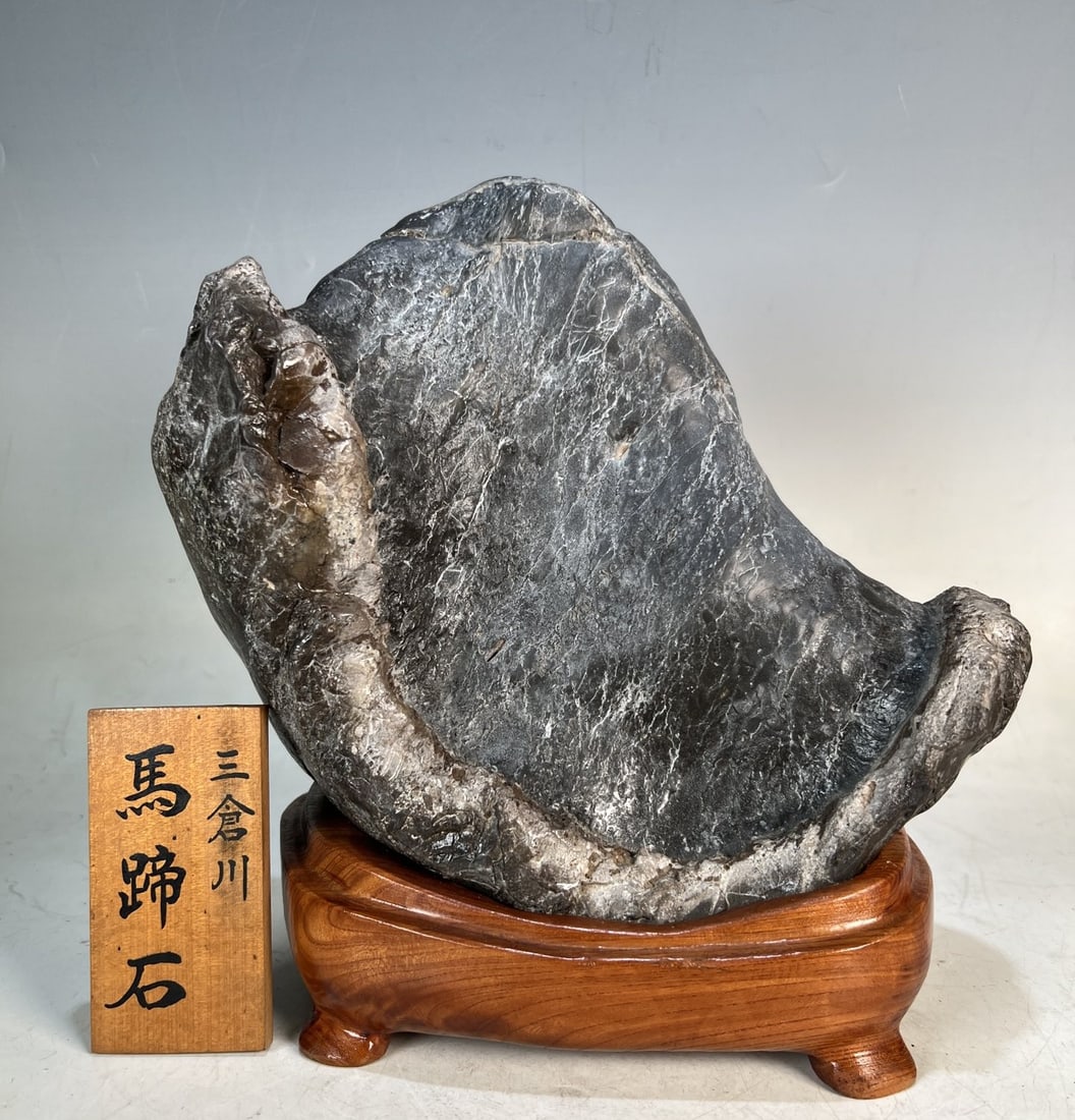 A beautiful Qing Dynasty horseshoe stone ornament: Qing Dynasty horseshoe stone ornament SIZE: Integrated Tray Overall H: 26.5cm, W: 25cm, Depth 13cm (The Dimensions Of All Batches Are Manually Measured.If You Need More Detailed Information, Please Co