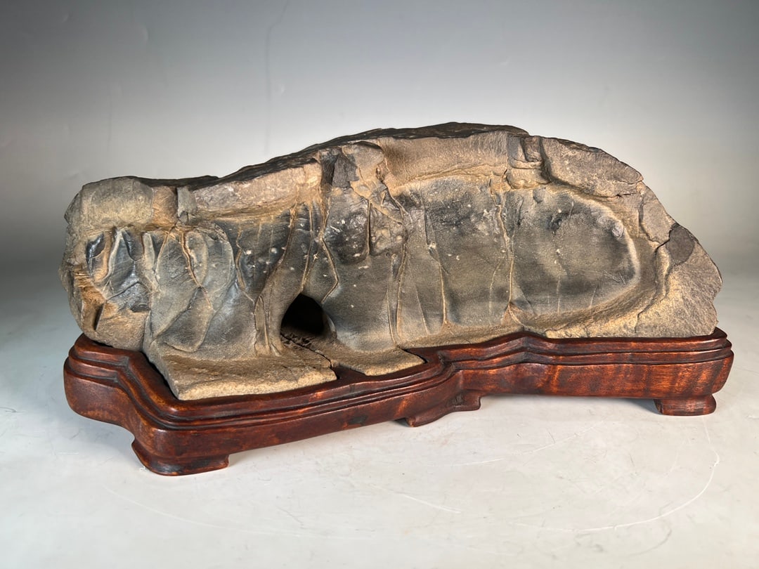 A beautiful late Qing Lingbi stone ornament: Late Qing Lingbi stone ornament SIZE: Integrated Base H: 13.5cm, Bottom L: 32cm, Depth 15.5cm (The Dimensions Of All Batches Are Manually Measured.If You Need More Detailed Information, Please Contact