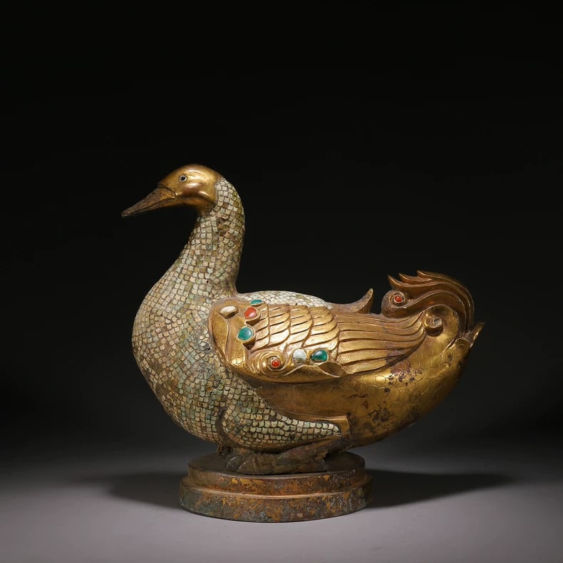 A fine Han Dynasty bronze gilt inlaid treasure duck (1 of 8)