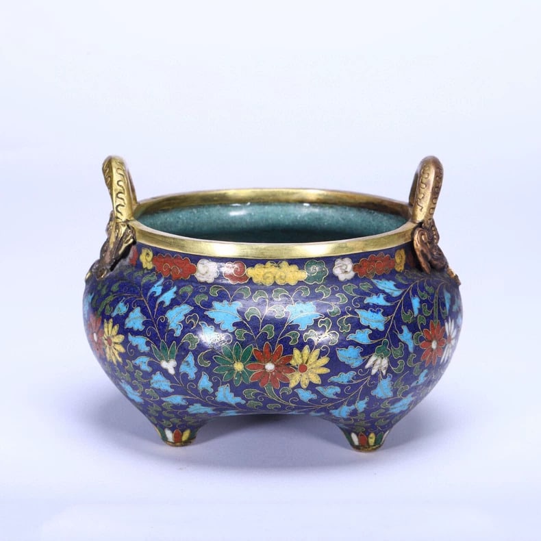 A beautiful Qing Dynasty cloisonne bridge-ear burner: Qing Dynasty cloisonne bridge-handled stove SIZE: L:16cm W:16 cm H:12cm (The Dimensions Of All Batches Are Manually Measured.If You Need More Detailed Information, Please Contact Our Customer Service 