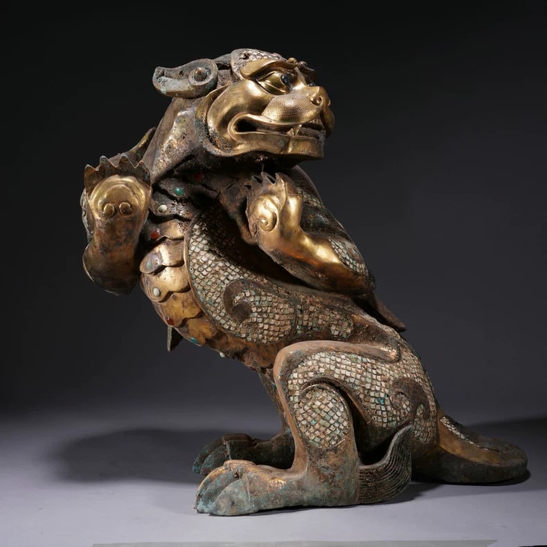A fine gilt bronze statue of the Heavenly King from the Ming Dynasty: Ming Dynasty gilt bronze statue of the Heavenly King SIZE: H:43cm L:44cm W:26cm (The Dimensions Of All Batches Are Manually Measured.If You Need More Detailed Information, Please Contact Our Customer 