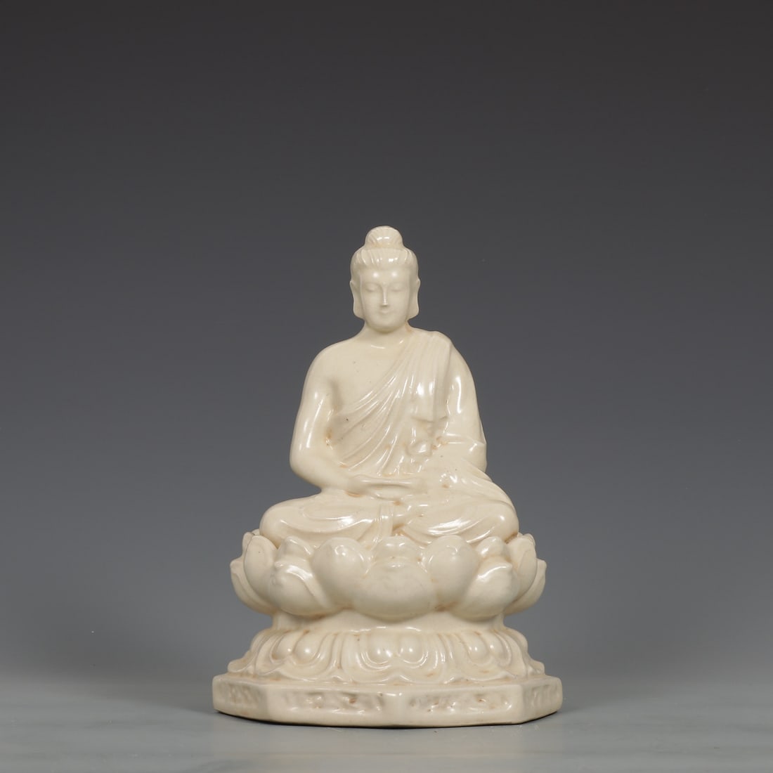 A fine Song Dynasty Ding kiln Buddha seated lotus statue: Song Dynasty Ding Kiln Buddha seated lotus statue SIZE: H:22.5cm D:15.8cm (The Dimensions Of All Batches Are Manually Measured.If You Need More Detailed Information, Please Contact Our Customer Servic