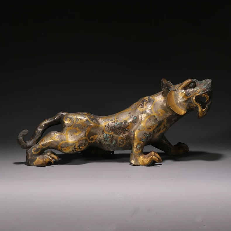 A beautiful Han Dynasty bronze inlaid gold and silver tiger ornament: Han dynasty bronze inlaid gold and silver tiger ornaments SIZE: L:56cm H:24cm (The Dimensions Of All Batches Are Manually Measured.If You Need More Detailed Information, Please Contact Our Customer Se
