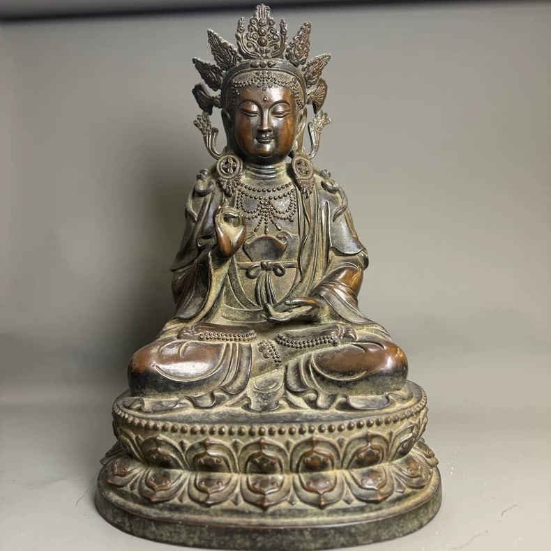 A fine Ming Dynasty bronze seated Bodhisattva statue (1 of 9)