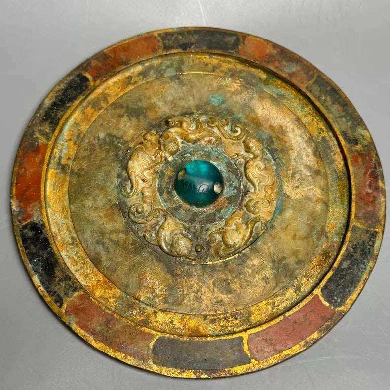 A fine Han Dynasty bronze mirror with gilded jade inlaid with dragon patterns and sapphire: Han dynasty bronze mirror with gilded jade inlaid with dragon patterns and sapphire bronze mirror SIZE: D: 18cm (The Dimensions Of All Batches Are Manually Measured.If You Need More Detailed Informati