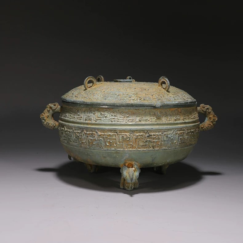 A fine Han Dynasty bronze tripod: Han Dynasty bronze tripod SIZE: L:30.8cm H:18cm (The Dimensions Of All Batches Are Manually Measured.If You Need More Detailed Information, Please Contact Our Customer Service Before Bidding.)