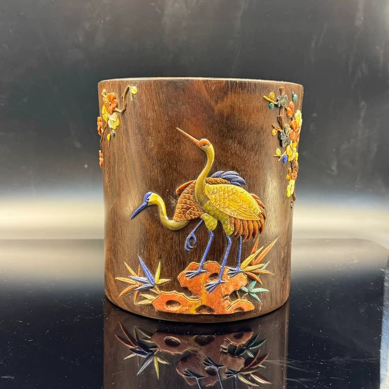 A finely crafted Qing Dynasty brush pot inlaid with red-crowned crane wood: A brush pot carved from red-crowned crane wood from the Qing Dynasty SIZE: H:17.8cm D:17cm (The Dimensions Of All Batches Are Manually Measured.If You Need More Detailed Information, Please Contact Ou