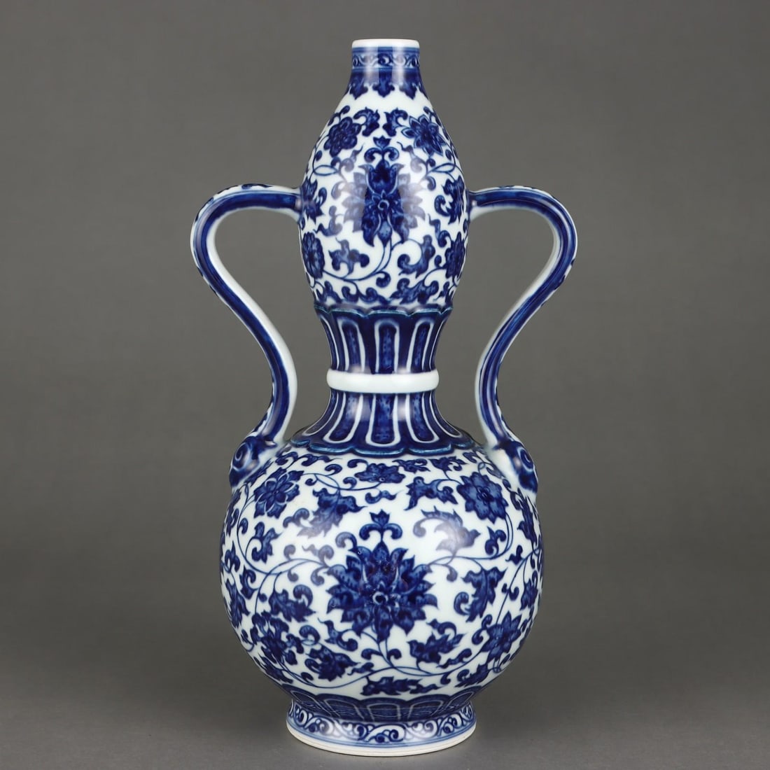 A beautiful Qing Dynasty blue-and-white gourd vase: Qing Dynasty blue-and-white gourd vase SIZE: H:25.5cm D:13cm (The Dimensions Of All Batches Are Manually Measured.If You Need More Detailed Information, Please Contact Our Customer Service Before Bidd