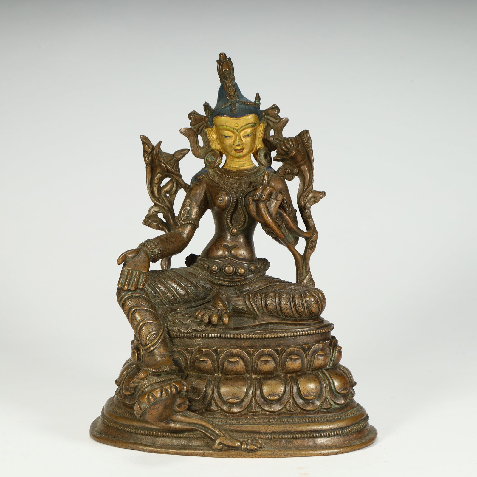 A fine Ming and Qing dynasty alloy verdigris seated Tara statue: A seated bronze verdigris of Tara from the Ming and Qing dynasties SIZE: H: 20cm L: 14.5cm W: 12cm W: 1.6kg (The Dimensions Of All Batches Are Manually Measured.If You Need More Detailed Information, 