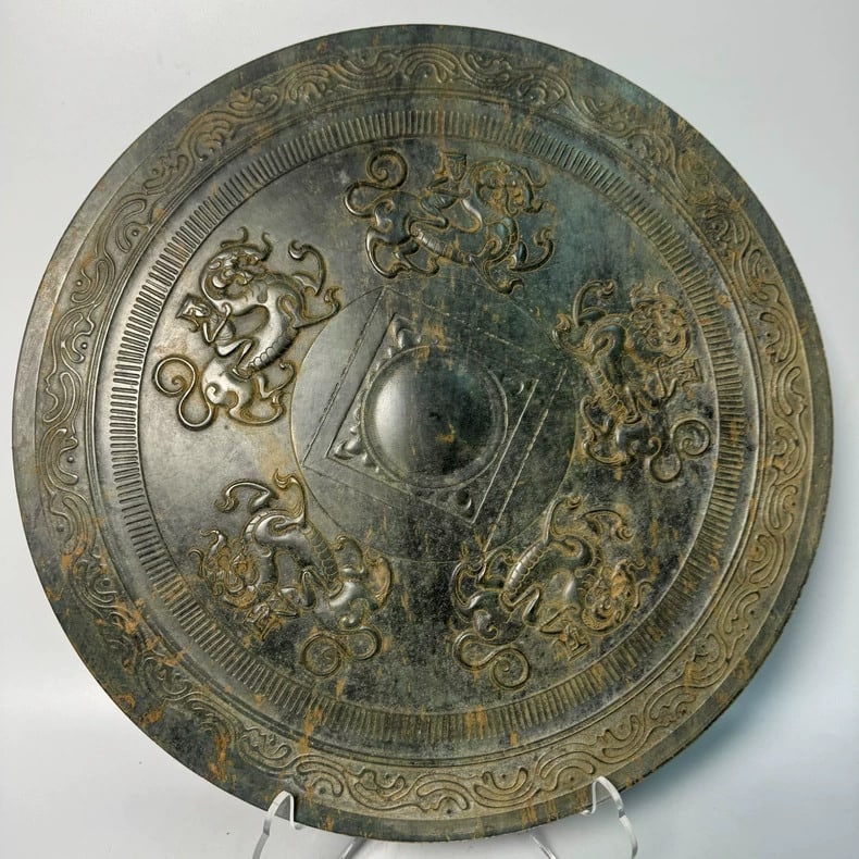 A beautiful Han dynasty jade jade wall: Han dynasty jade jade walls SIZE: D:45cm (The Dimensions Of All Batches Are Manually Measured.If You Need More Detailed Information, Please Contact Our Customer Service Before Bidding.)