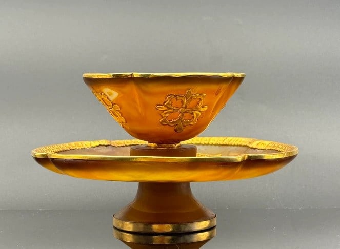 A fine Qing Dynasty agate wine cup with a gold-inlaid lotus base: Qing Dynasty agate wine cup with a gold-inlaid lotus base SIZE: W:13.8cm H:8.3cm (The Dimensions Of All Batches Are Manually Measured.If You Need More Detailed Information, Please Contact Our Customer