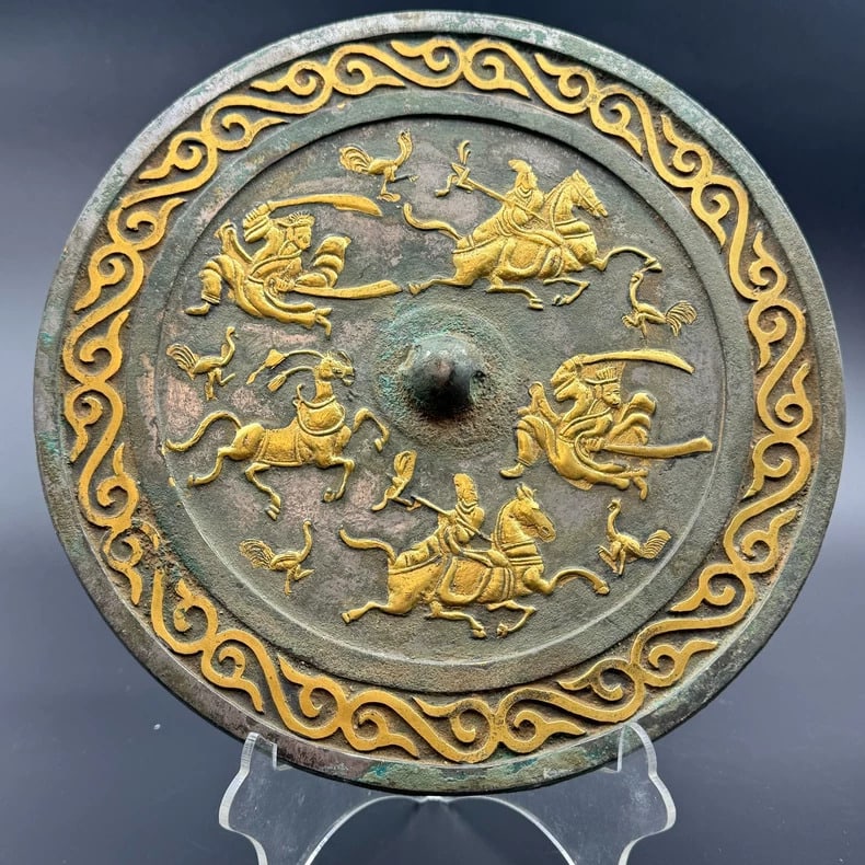 A fine Qing Dynasty bronze mirror gilded with figures: Qing Dynasty gilded bronze mirror featuring figures SIZE: D:21.7cm (The Dimensions Of All Batches Are Manually Measured.If You Need More Detailed Information, Please Contact Our Customer Service Befor