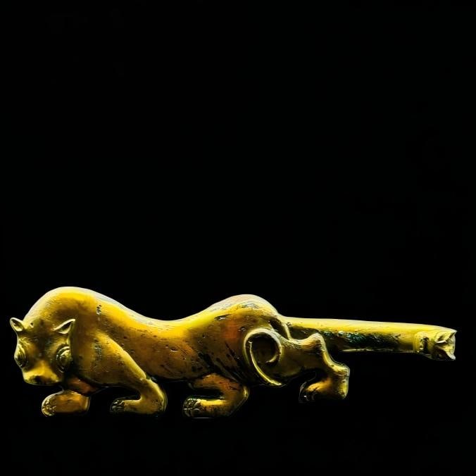 A beautiful Qing Dynasty bronze gilt tiger belt hook: Qing Dynasty gilt bronze tiger belt hook SIZE: L:15.5cm W:4.7cm (The Dimensions Of All Batches Are Manually Measured.If You Need More Detailed Information, Please Contact Our Customer Service Before B