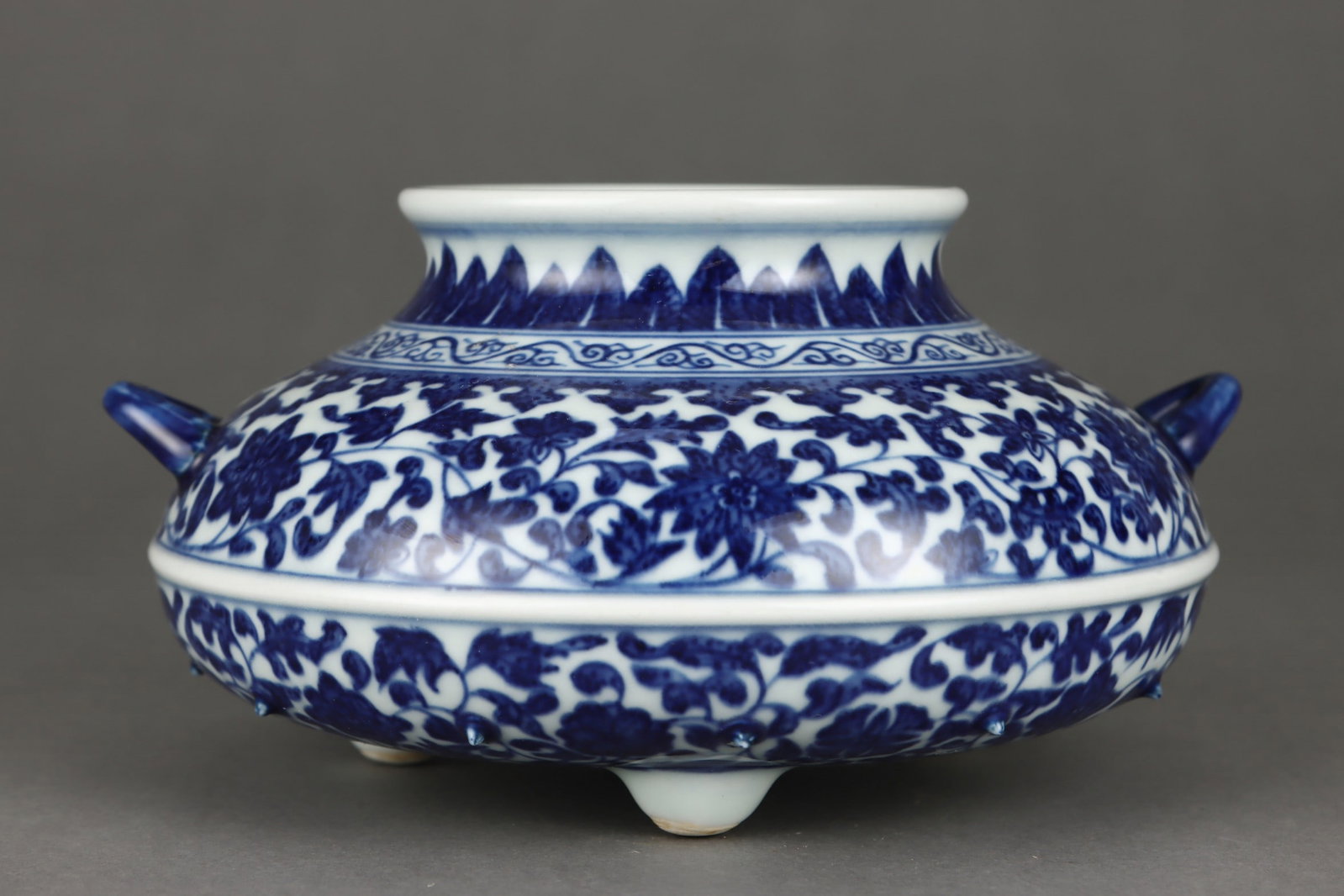 A beautiful Qing Dynasty blue-and-white three-legged zun: Qing dynasty blue-and-white triple-legged zun SIZE: H:9cm D:15.5cm (The Dimensions Of All Batches Are Manually Measured.If You Need More Detailed Information, Please Contact Our Customer Service