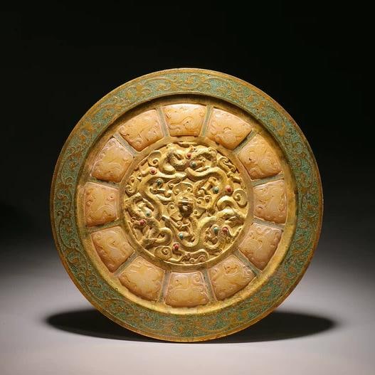 A beautiful Qing Dynasty jade-inlaid gilded dragon inlaid bronze mirror: A jade bronze mirror with gilt dragon patterns inlaid with jade from the Qing Dynasty SIZE: D:29.6cm W:2941g (The Dimensions Of All Batches Are Manually Measured.If You Need More Detailed Information,