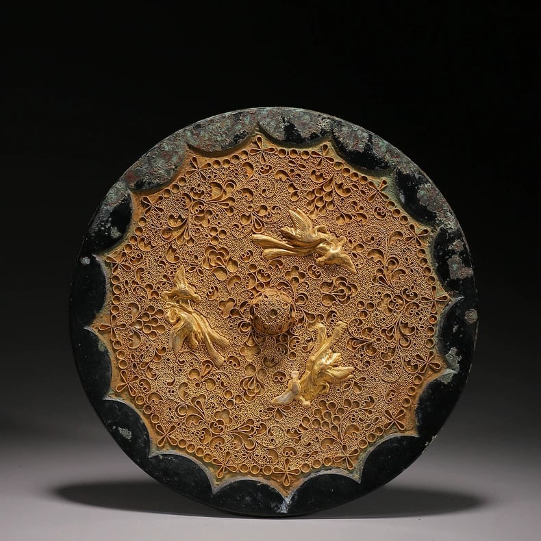 A fine Ming Dynasty gilded bronze mirror: Ming Dynasty gilded bronze mirror SIZE: D:21.5cm (The Dimensions Of All Batches Are Manually Measured.If You Need More Detailed Information, Please Contact Our Customer Service Before Bidding.)