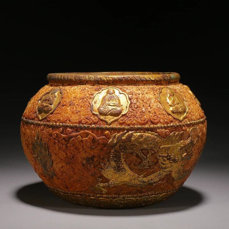 A fine Ming Dynasty gilded bronze jar: Ming Dynasty gilded bronze jar SIZE: L:16.2cm H:11cm W:1362g (The Dimensions Of All Batches Are Manually Measured.If You Need More Detailed Information, Please Contact Our Customer Service Before Bidd